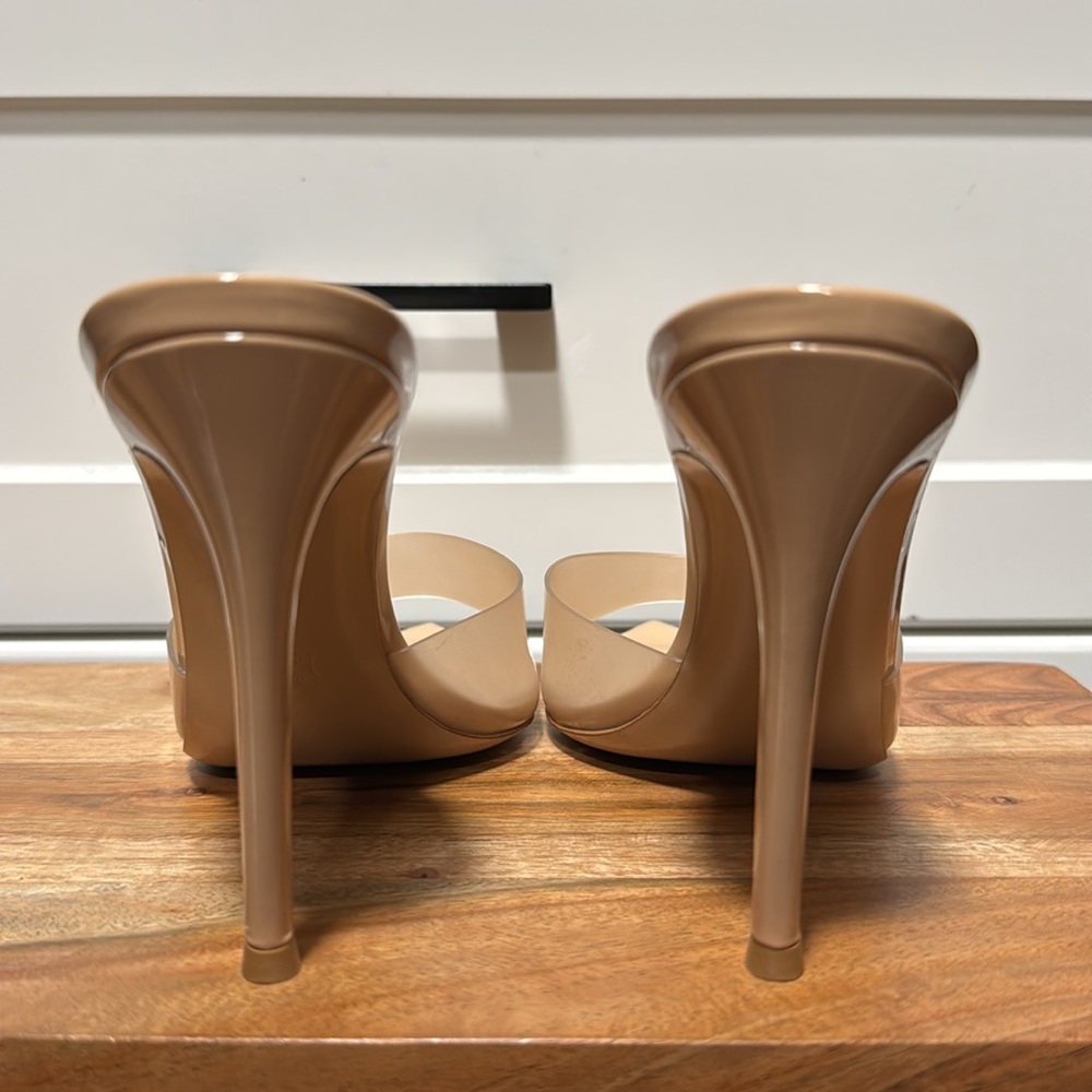 Gianvito Rossi nude
Elle 105mm transparent-strap mules sz 7 - Picture 3 of 9